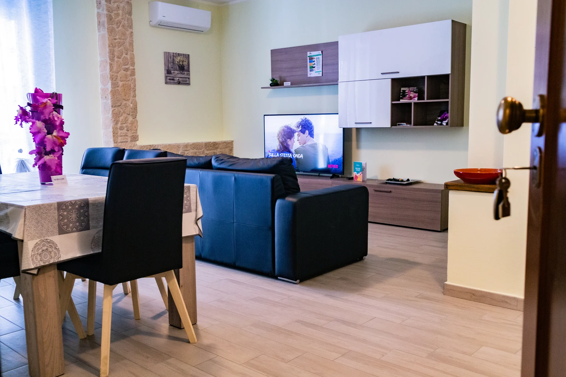 Soggiorno e ingresso dell’appartamento Like at Home Second Floor ad Alghero