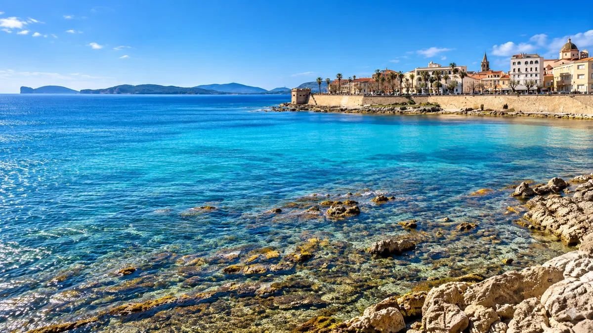 Il lungomare e i bastioni di Alghero, nella zona di Your Home Apartments