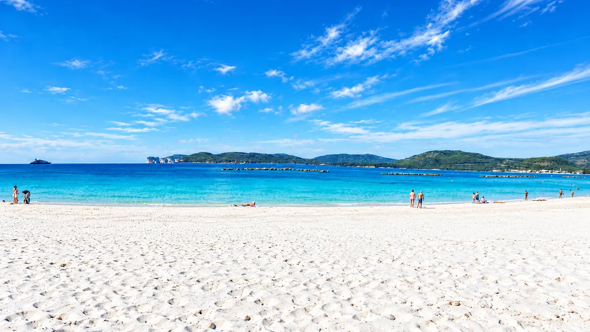La spiaggia del Lido e il mare di Alghero, nella zona di Like at Home Apartments